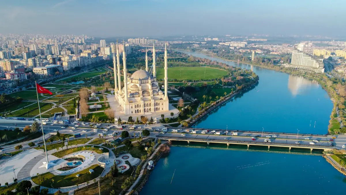 Adana’da Araba Kiralama: Nehirlerle Çevrili Adana’yı Doyasıya Deneyimleyin